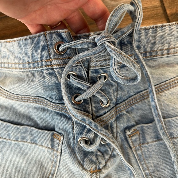 River Island brand jeans. Lace up waist in back. Slit in legs. Uniquez size 8L - Picture 4 of 6